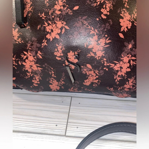 Simply Vera Remsen Crossbody Bag - Picture 3 of 13